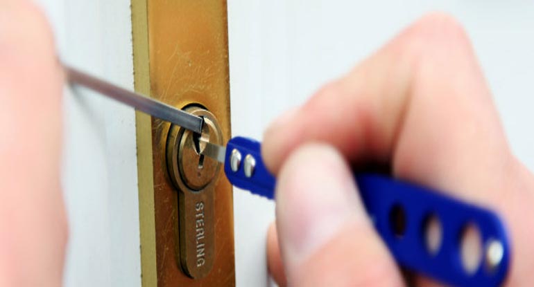 locksmiths hadleigh in Suffolk at work